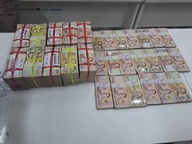 สาวเปิดกล่องข้างกองขยะ เจอเงินสด 12 ล้าน ตกใจหนักรีบแจ้งตำรวจ