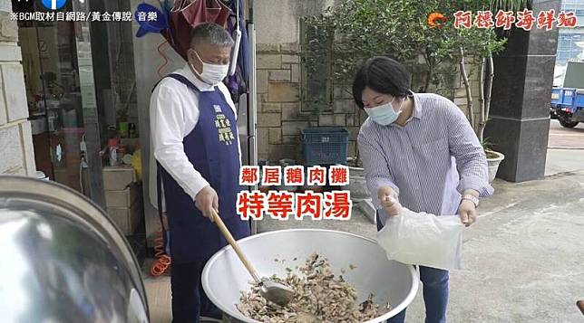 台中市副議長顏莉敏撒嬌要父親顏清煮她最愛的海鮮麵，並幫忙倒下高湯。(擷取自臉書)