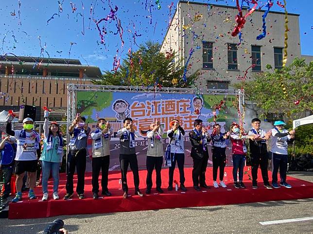 路跑健走活動由台南市副市長戴謙 (左7)、 紅崴科技創辦人謝進興(左6)、台南市議會議長郭信良(左5)等貴賓共同鳴槍起跑