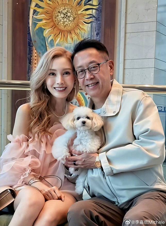 李嘉欣20日迎來56歲生日，與老公許晉亨甜蜜放閃。翻攝李嘉欣微博