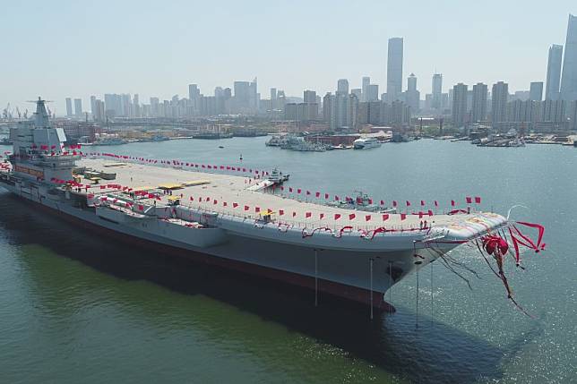 中國海軍首艘自製航空母艦以編隊形式航經台灣海峽。圖為2017年4月26日中國首艘國產航母在大連造船廠下水。（資料照，美聯社）