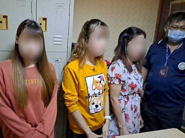高雄市專勤隊在高雄市岡山區一家小吃部密道查獲三名逾期越南籍女子。