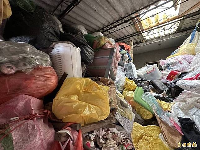 潭子區東寶里一處民宅堆滿廢棄物，高度滿到天花板。(記者張軒哲攝)