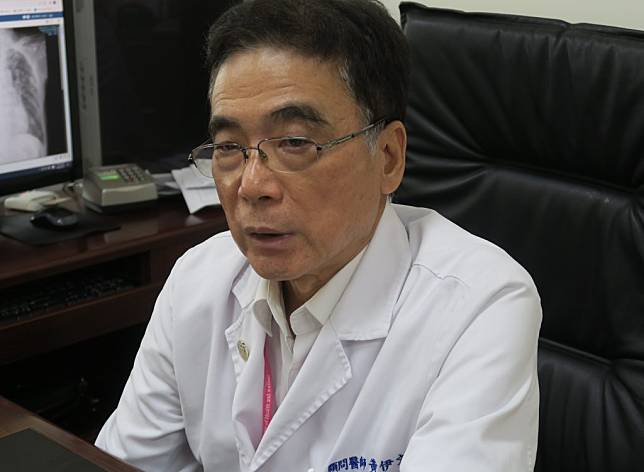 彰醫顧問醫師黃伊文說明細胞激素風暴的症狀及治療過程。（記者吳東興攝）