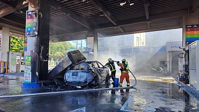 汽車衝撞加油站引發火警。圖：讀者提供