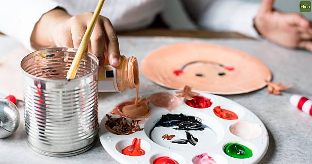 Kid painting Santa on a paper plate