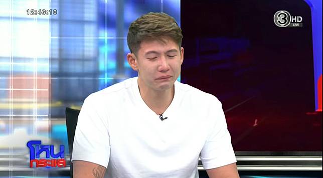 Sai Scott 在節目現場，淚水不斷滑落。（翻攝臉書）