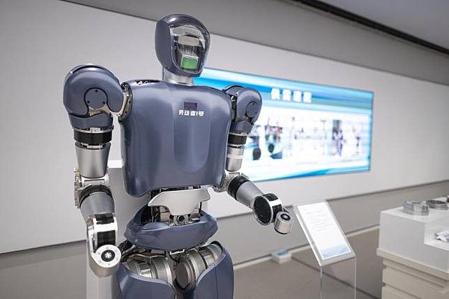 A humanoid robot named &ldquo;Laborer No. 1&rdquo; is displayed at the Wuhan Institute of Industrial Innovation and Development in Wuhan, central China's Hubei Province, Nov. 5, 2024. (Xinhua/Xiao Yijiu)