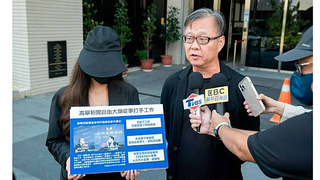 三顧副董事長陳宗基(右)接受採訪，卻爆發盜用東森麥牌及TVBS假麥牌事件。讀者提供