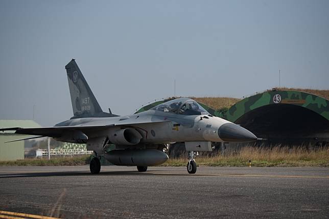 空軍清泉崗基地今天（21日）發生意外，一名機工長不幸被IDF經國號戰機之發動機吸入身亡。圖為同型飛機。（資料照片／蔣銀珊攝）