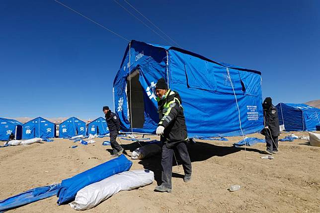 Rescuers set up a tent for quake-affected residents at a resettlement site in a village in Dingri County in Xigaze, southwest China's Xizang Autonomous Region, Jan. 8, 2025. (Xinhua/Shen Bohan)