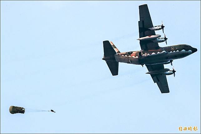 陸軍航特部所屬空降訓練中心昨晨在東港大鵬灣執行海上跳傘訓練。(記者蔡宗憲攝)