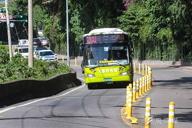 基隆市平均每100公尺能看到1個公車站牌，其長者公車利用率25％居全台之冠。圖為台北市公車行駛。（資料照，顏麟宇攝）