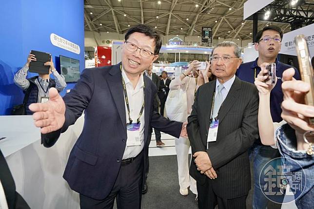 鴻海董事長劉揚偉（左）親自證實，4月開始試行輪值CEO制度。
