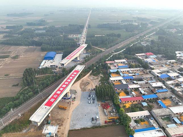 An aerial drone photo taken on Sept. 25, 2024 shows a construction site of the Xiong'an-Shangqiu high-speed railway in Hejian city, north China's Hebei Province. (Xinhua/Xing Guangli)