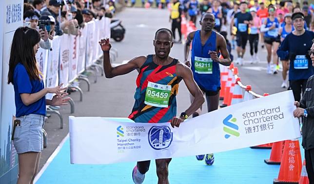 渣打馬全程馬拉松由來自肯亞的Josephat Ombiro Auka摘下男子組冠軍。高雄運發局提供