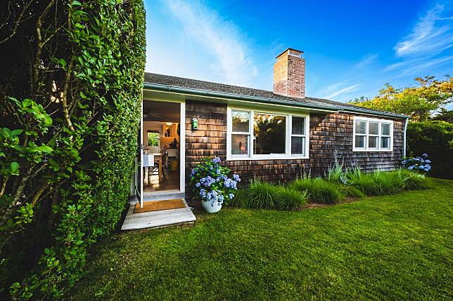 You Can Now Live in Sarah Jessica Parker’s Hamptons Vacation Rental in New York