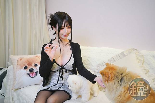 由於魔理花時常在社群上提到愛犬米迷（左）、勞倫斯（右），牠們的大小事，也廣為粉絲熟知。