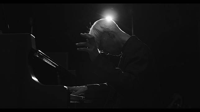 坂本龍一因罹癌體力下滑，演奏會採事前分日錄製完成。『Ryuichi Sakamoto: Playing the Piano 2022』©2022 KAB Inc.