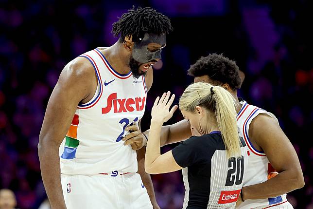 費城76人明星球員恩比德（Joel Embiid）因為與女性裁判對峙而被驅逐出場。法新社