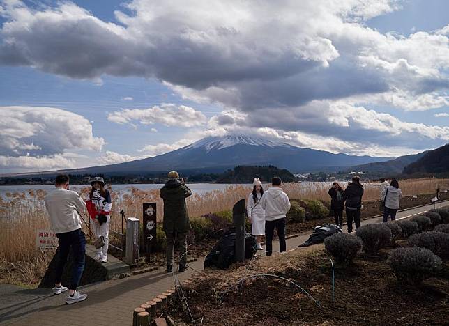 People visit Lake Kawaguchiko in Yamanashi prefecture, Japan, Feb. 23, 2023. (Xinhua/Zhang Xiaoyu)