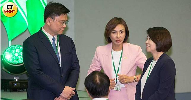 有意參選2026高雄市長的民進黨立委賴瑞隆（左）與邱議瑩（中），被外界視為熱門人選。（圖／黃威彬攝）