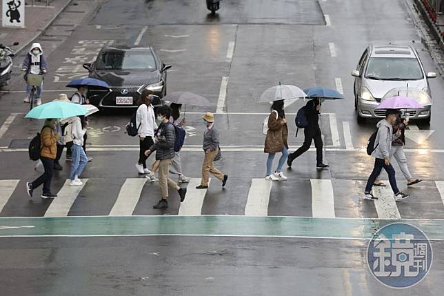 今天鋒面掠過，迎風面的北部、東半部等部分地區有局部短暫雨。（示意圖，本刊資料照）