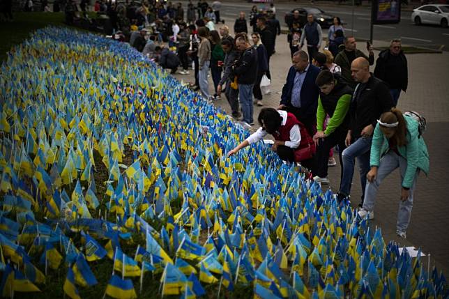 俄烏戰爭，烏克蘭民眾向保家衛國的陣亡將士致敬（AP）
