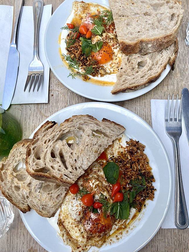 Fried eggs in chilli butter at 26 Grains (Photo: Sophia-Ines Klein)