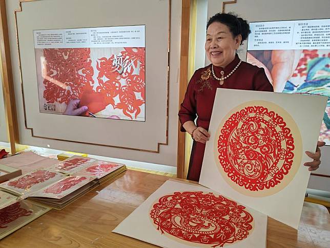 Fu Zhao'e shows her paper cutting work themed the Year of the Snake in Yinchuan, northwest China's Ningxia Hui Autonomous Region, Jan. 7, 2025. (Xinhua/Liu Hai)