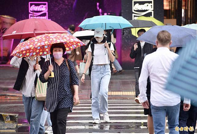 明天(25日)各地都有機率降雨，中部山區、北部大雨。潮濕不穩定天氣預計維持到週五。(記者羅沛德攝)