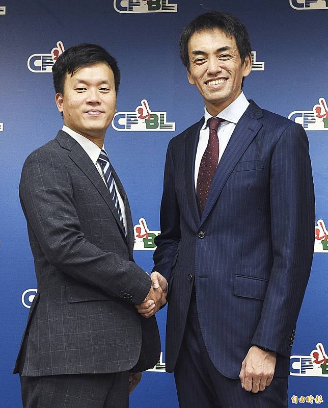 Lamigo桃猿隊總經理劉玠廷(左)與樂天亞洲總部營運長渡邉崇握手致意。(記者陳志曲攝)