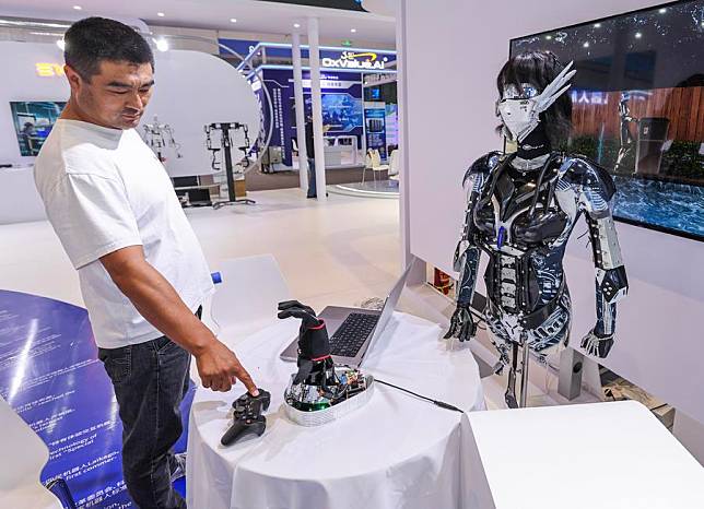 The exhibition area of humanoid robots is pictured at the third Global Digital Trade Expo in Hangzhou, east China's Zhejiang Province, Sept. 25, 2024. The third Global Digital Trade Expo opened in Hangzhou on Sept. 25, showcasing the latest technological innovations and business development of the digital economy sector. (Xinhua/Xu Yu)