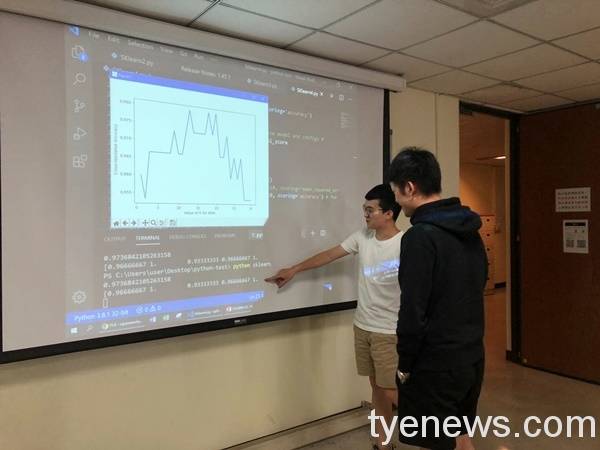 長庚大學工管系學生討論 Python程式機器學習數據訓練結果。圖：長庚大學提供