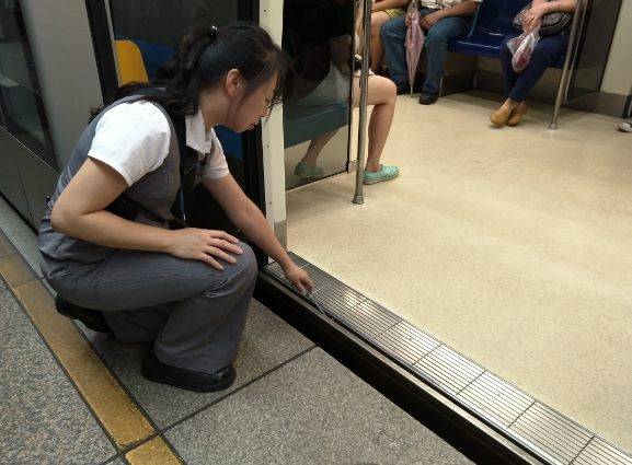 當車門產生異常，車站站長會立即抵達月台排除門溝中異物。   圖：台北捷運公司／提供
