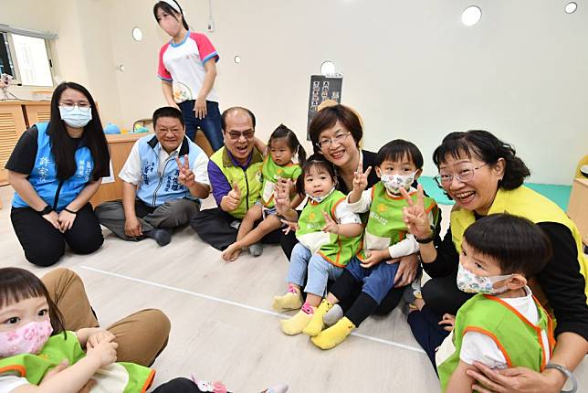 王惠美主持社頭、二林兩非營利幼兒園聯合揭牌後，和小朋友互動玩得開心。（記者曾厚銘攝）
