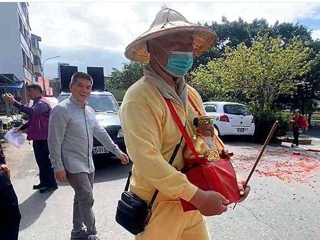 龍抬頭頭城老街土地公回娘家擲聖杯送神龜