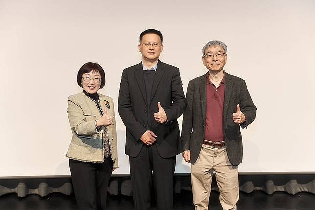 開南大學校長周守民（左）與法律學院院長王文宇（右）、律師塗能謀（中）合影。圖：開南大學提供