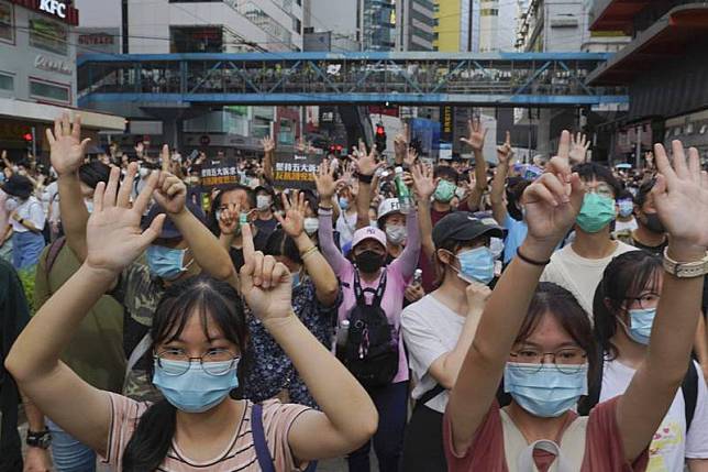 圖為2020年7月1日的香港街頭，大量港民上街抗港版國安法。(美聯)