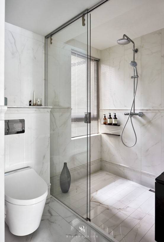1. 使用淺色系的石材讓小浴室感覺比實際上還要寬敞，並且營造出高貴的典雅氣息，而玻璃拉門則分隔了乾與溼的區塊。