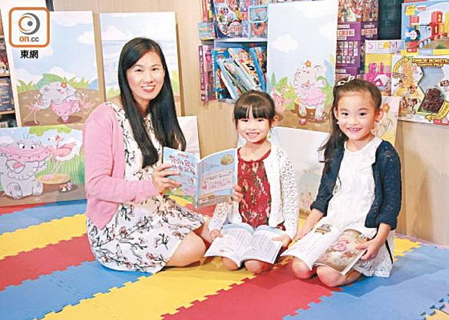 台灣童書作家嚴淑女（左一）深信，親子閱讀既可建立親密的親子關係，亦有助提升孩子的語言能力。（盧展程攝）