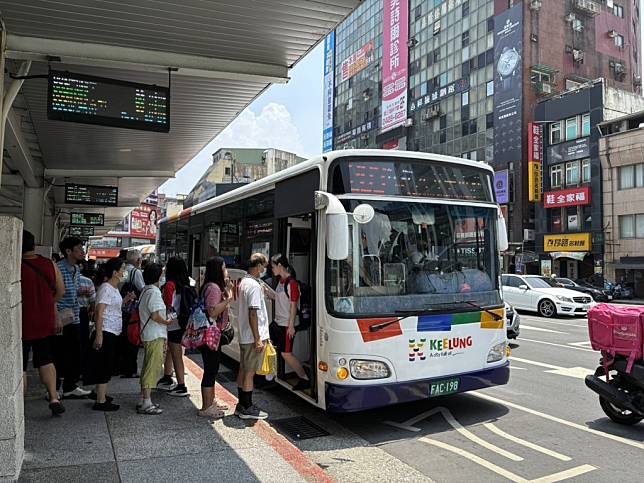 公車營運連年虧，市府明年啟動運價審議機制。(記者王慕慈攝)