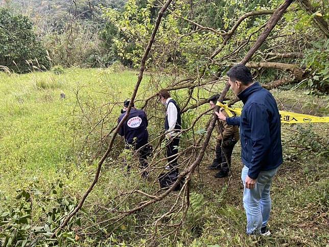 警方在台北市至善路三段150巷住家水池內發現一具男屍。(記者王定傳翻攝)