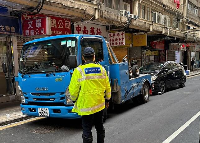 違泊車輛被拖走。