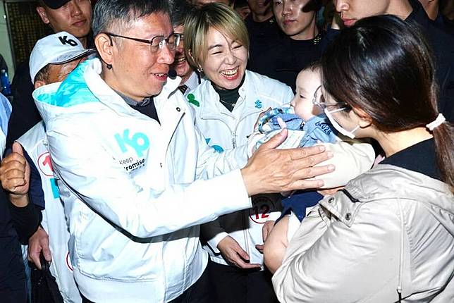 前民眾黨台南市黨部主委蔡宛秦(中)當初全力為柯文哲輔選。(資料照，擷取自蔡宛秦臉書)