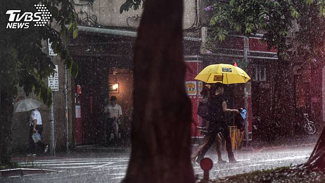 又一道鋒面抵達家門口！氣象局提醒，週日(22日)慎防大雨。圖／中央社