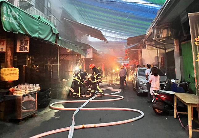 台中市南區第三市場清晨傳出火警，消防局派遣十輛消防車到場灌救，幸未造成人員傷亡。（記者陳金龍翻攝）