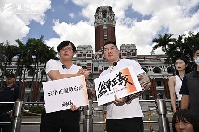 時代力量前立委黃國昌（左）、網紅「館長」陳之漢（右）26日出席「七月十六上凱道，公平正義救台灣」記者會。（陳思明攝）