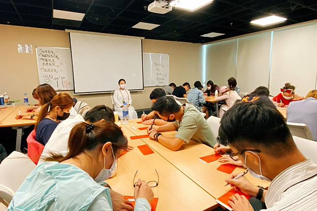 林老師主張科學不迷信正念推廣數字易經，學生不分職業、年齡、宗教信仰、國籍，美國澳洲等地華人皆線上跨海求運勢（圖_林滿圓數字易經提供）