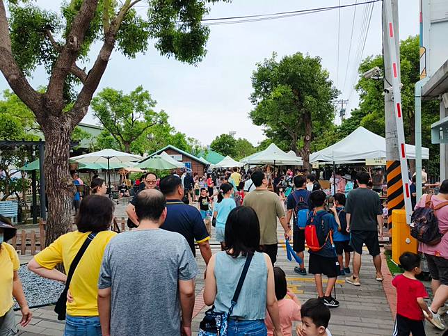 近千名親子湧入戶羽園區體驗寓教於樂的彰化科學趣活動。（記者曾厚銘攝）